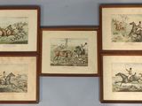 quatre reproductions encadrées représentant des chevaux et des jockeys accrochées au mur