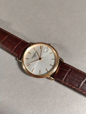 une montre posée sur une table