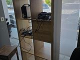 un bureau sur lequel est posé un ordinateur portable, dans un coin de la pièce