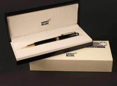 un stylo qui se trouve dans une boîte sur une table