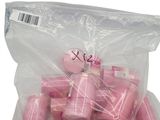 un sac de bougies roses posé sur une table blanche