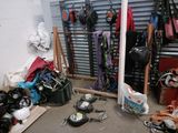 une pièce remplie de matériel de ski, avec des skis par terre