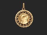 un pendentif en or sur lequel est représenté Jésus