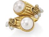 une image représentant une paire de bagues en perles et en or sur fond blanc