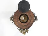 une horloge accrochée au mur