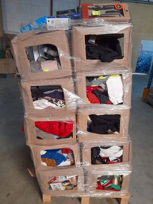 de nombreuses boîtes de vêtements empilées les unes sur les autres