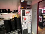 une petite cuisine avec un réfrigérateur et beaucoup de nourriture sur le plan de travail