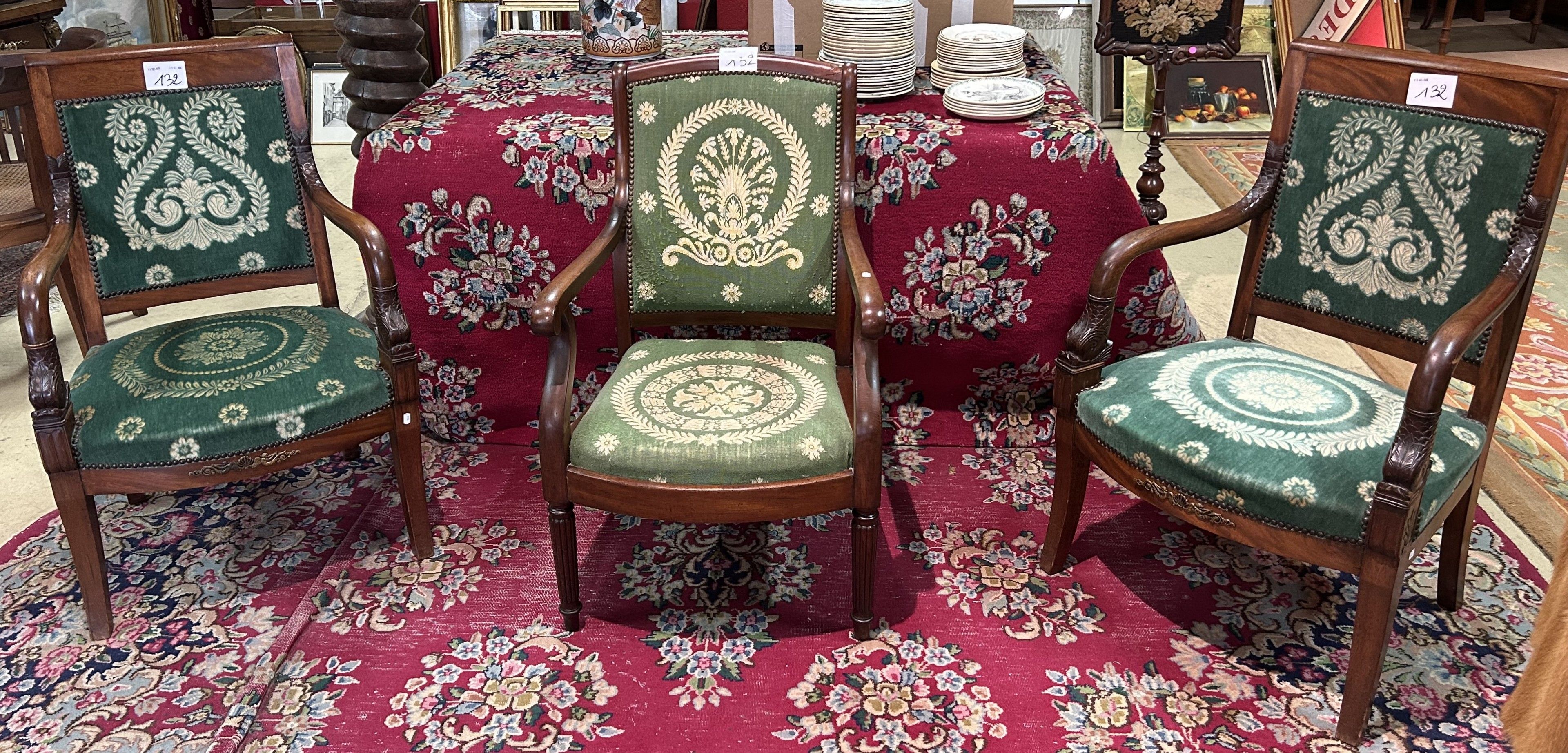 Suite de deux FAUTEUILS en acajou, accotoirs sculpté de daup…
