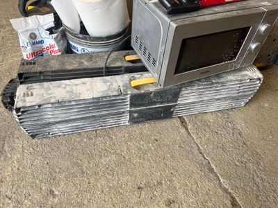 un micro-ondes posé sur une pile de journaux