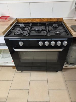 une cuisinière noire à quatre feux dans une cuisine