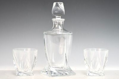 trois verres et une carafe posés sur une table