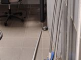 une salle de bain avec toilettes et lavabo