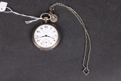 une montre à gousset en argent à laquelle est attachée une chaîne
