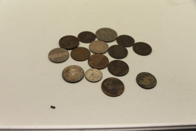 beaucoup de pièces qui sont sur la table