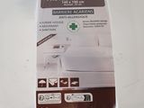 emballage d'une cuvette de WC blanche ornée d'une croix verte