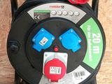 un gros plan d'un tuyau posé sur un support, muni d'un bouchon rouge et bleu