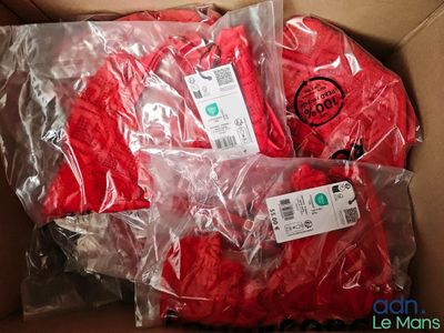 une boîte remplie de vêtements rouges emballés dans du plastique