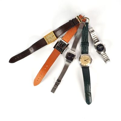 plusieurs types de montres disposés sur une surface blanche