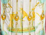 un gros plan sur un foulard carré orné d'un carrousel