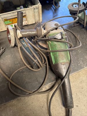 an image of a bunch of tools that are on a table