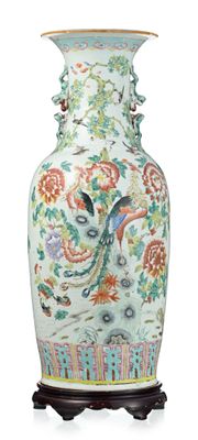un vase avec un oiseau sur un support