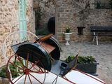 une calèche posée sur une table devant un bâtiment en pierre