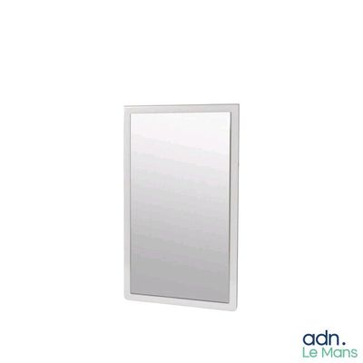 une photo d'un miroir de salle de bains avec un cadre blanc accroché au mur