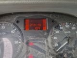un gros plan du compteur de vitesse sur le tableau de bord d'une voiture