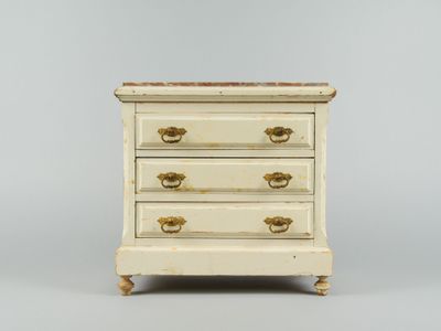 commode ancienne avec dessus en marbre et poignées en laiton