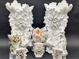 deux vases blancs décorés de fleurs, posés sur une table