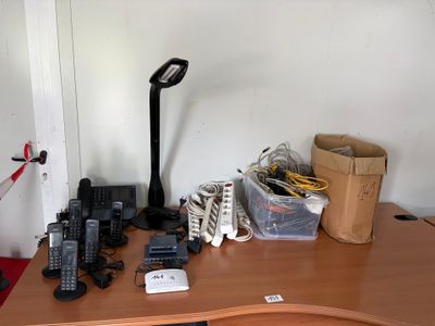 un petit lot de téléphones, rallonges et fils électriques.