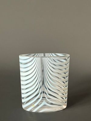 un gros plan d'un verre posé sur une table