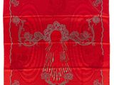 une nappe rouge ornée d'un ange argenté