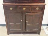 une commode en bois à deux tiroirs, surmontée d'un miroir
