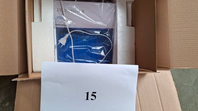 une boîte en carton contenant un certain nombre d'objets