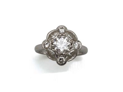 une vieille bague en diamant taillé, sertie dans de l'or blanc et ornée d'un motif floral