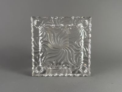 une image représentant un bloc de verre orné d'un motif floral