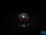 une image représentant une boule en verre noire et rouge posée sur une surface noire