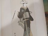 une photo d'une femme en kimono