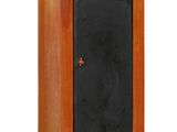 une petite boîte en bois munie d'une porte noire