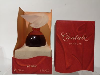 un flacon de parfum dans un coffret recouvert d'un mouchoir en papier