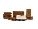 plusieurs livres empilés sur une surface blanche