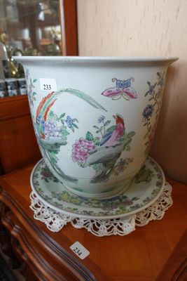 un vase posé sur une table, entouré d'un napperon