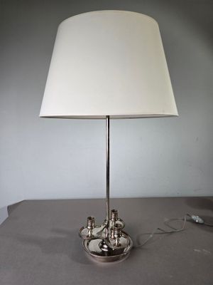 une lampe posée sur une table à côté d'une souris