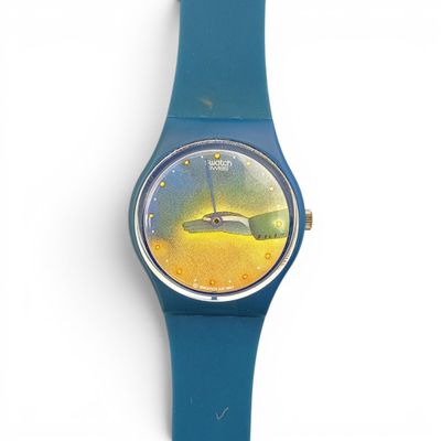 une montre bleue sur laquelle est représenté un bateau