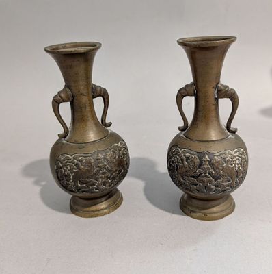 deux vases posés sur une table
