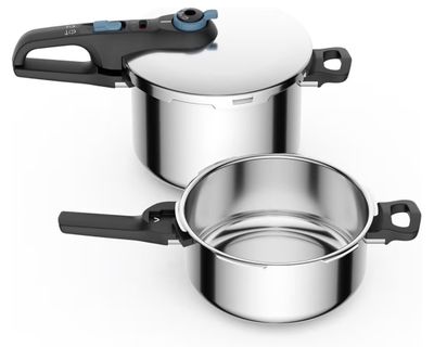 deux casseroles en acier inoxydable avec couvercles et poignées, posées sur un plan de travail blanc
