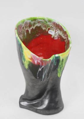 un vase noir contenant une substance rouge