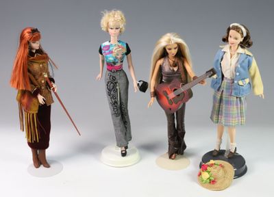 BARBIE SILKSTONE et Collector. Reunion de 4 poupées avec vêt… - Photo 1