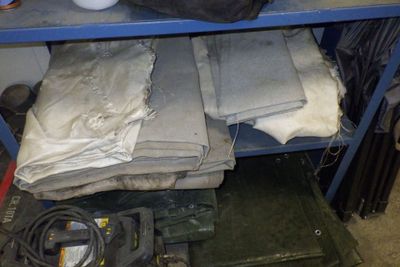un tas de vêtements posé sur une étagère dans une pièce